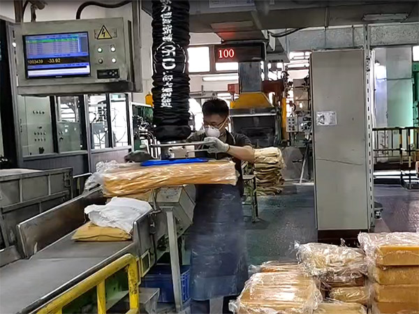 真空管吸吊機(jī)-橡膠塊搬運(yùn)