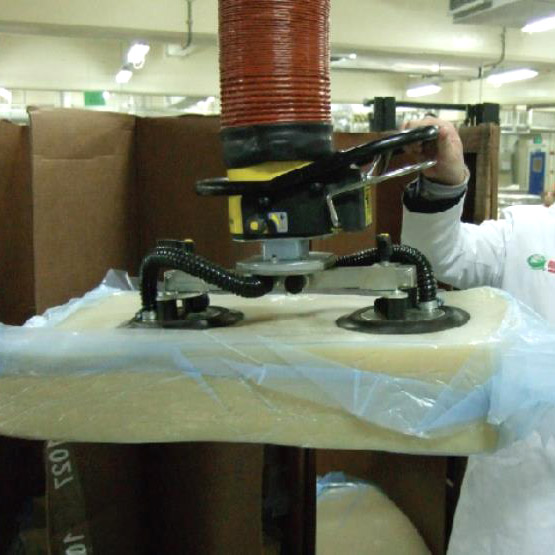 真空管吸吊機-橡膠塊搬運