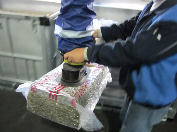 真空管吸吊機(jī)-橡膠塊搬運(yùn)現(xiàn)場